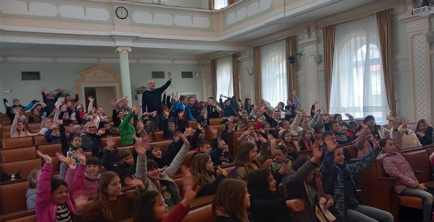 Učenici trećih razreda OŠ Dubovac u Velikoj gradskoj vijećnici puni pitanja za gradonačelnika – Damir Mandić: Teže mi je s vama nego s gradskim vijećnicima